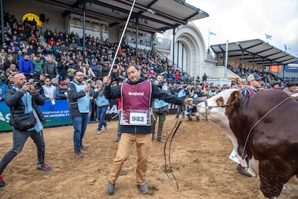 Emoción en la pista central en la consagración de los grandes campeones