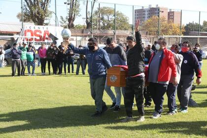 Emoción y tristeza se conjugaron en Central Córdoba para despedir al habilidoso ídolo Trinche Carlovich