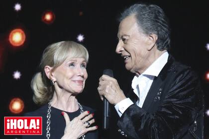 Emocionada, Evangelina Salazar acompaña a Palito Ortega en su show despedida en el Luna Park.