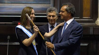 Emocionada, María Eugenia Vidal recibió el bastón de mando que le entregó Scioli; a su lado, el presidente Macri