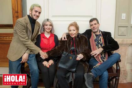 Emocionada por el reconocimiento, estuvo contenida por su hijo Gastón y de dos de sus nietos, Isidoro y Miranda.