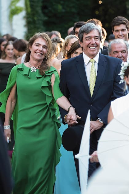 Emocionada y feliz, Agustina Braun con
un vestido verde esmeralda de Carolina
Herrera y alhajas que pertenecían a su
abuela, Malena Nelson Hunter, junto a
Jandri Blaquier.