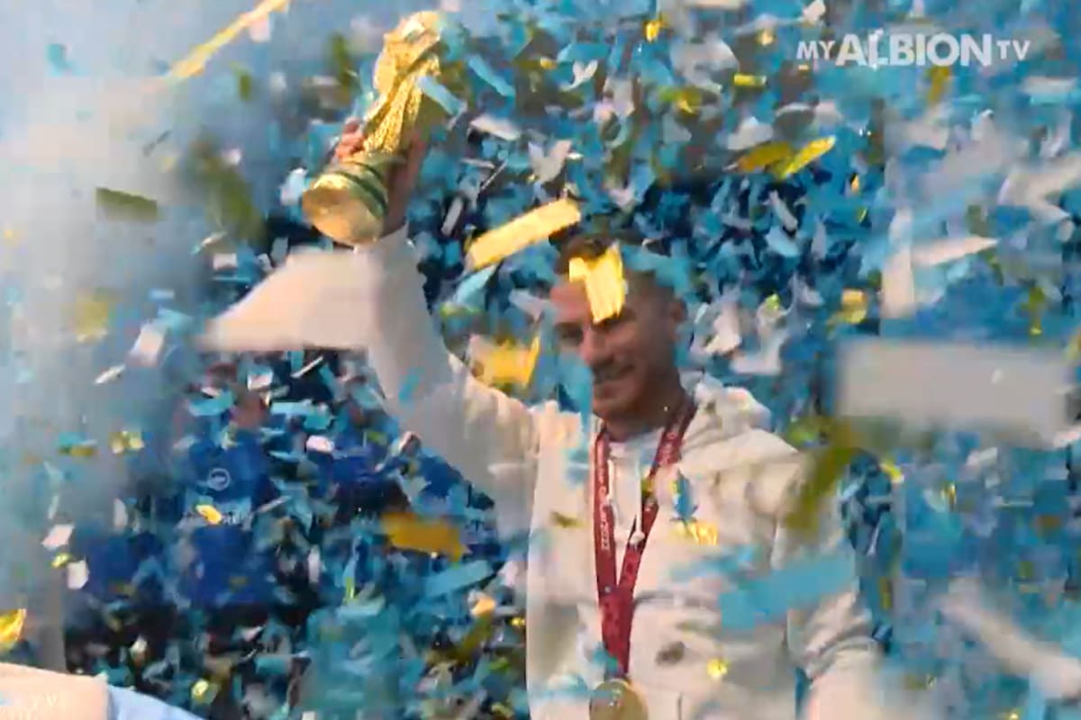 Emocionado, Alexis Mac Allister fue recibido con mucho orgullo en Brighton (Twitter @OfficialBHAFC)