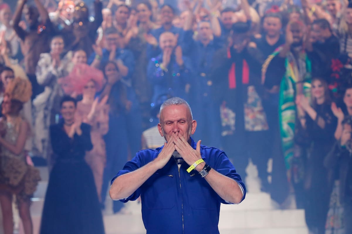 Emocionado, el modisto francés se despidió el público tras el último desfile de su carrera que lleva 50 años