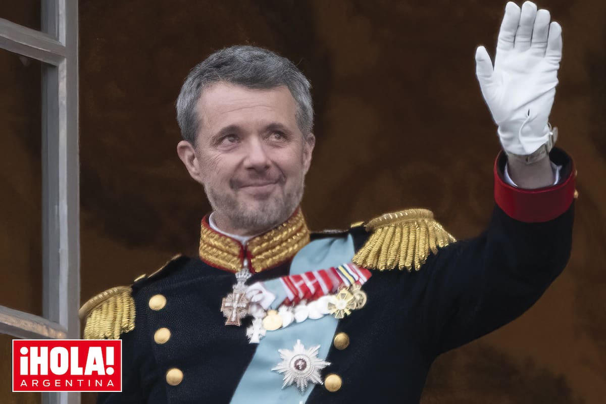Emocionado, Federico X el día en que fue proclamado rey de Dinamarca, saluda a su pueblo desde el Palacio de Christiansborg.