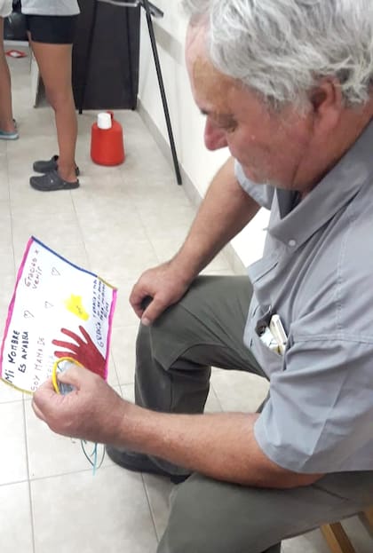 Emocionado, Huevo lee los mensajes de agradecimiento de las mamás que asisten a Dignamente