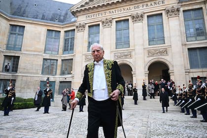 Emocionado, Mario Vargas Llosa, de 86 años, posó a la salida de la ceremonia de su ingreso en la Academia Francesa en París