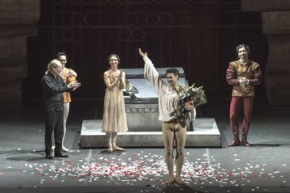 Emocionado, Urlezaga fue ovacionado por un teatro lleno que lo despidió tras 25 años de carrera