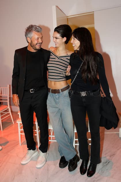 Emocionados, Marcelo Tinelli y Paula Robles, los padres de Juana se acercaron a buscarla apenas terminado el desfile y se retiraron todos juntos