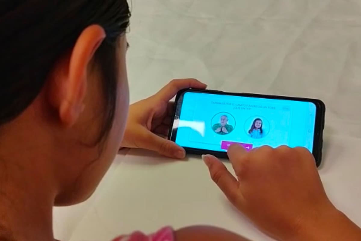 Emocionalmente es una aplicación para Android que ayuda a que personas con discapacidad sean capaces de reconocer sentimientos en rostros ajenos y, de esa manera, puedan mejorar sus vínculos sociales