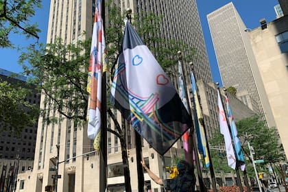 Emoji_on, la bandera del diseñador argentino Sael, pone hasta fin de marzo un mensaje optimista en el cielo de Nueva York