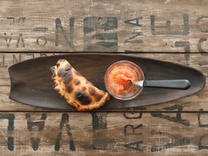 Empanada de carne cortada a cuchillo (se rellena en el momento) uno de los imprescindibles de 12 servilletas.