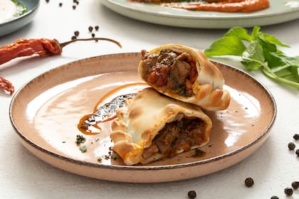Empanada de carne cortada a cuchillo: vegetales salteados con pimentón y condimentos tradicionales de nuestro país, hierbas aromáticas y carne de ternera cortada a cuchillo.