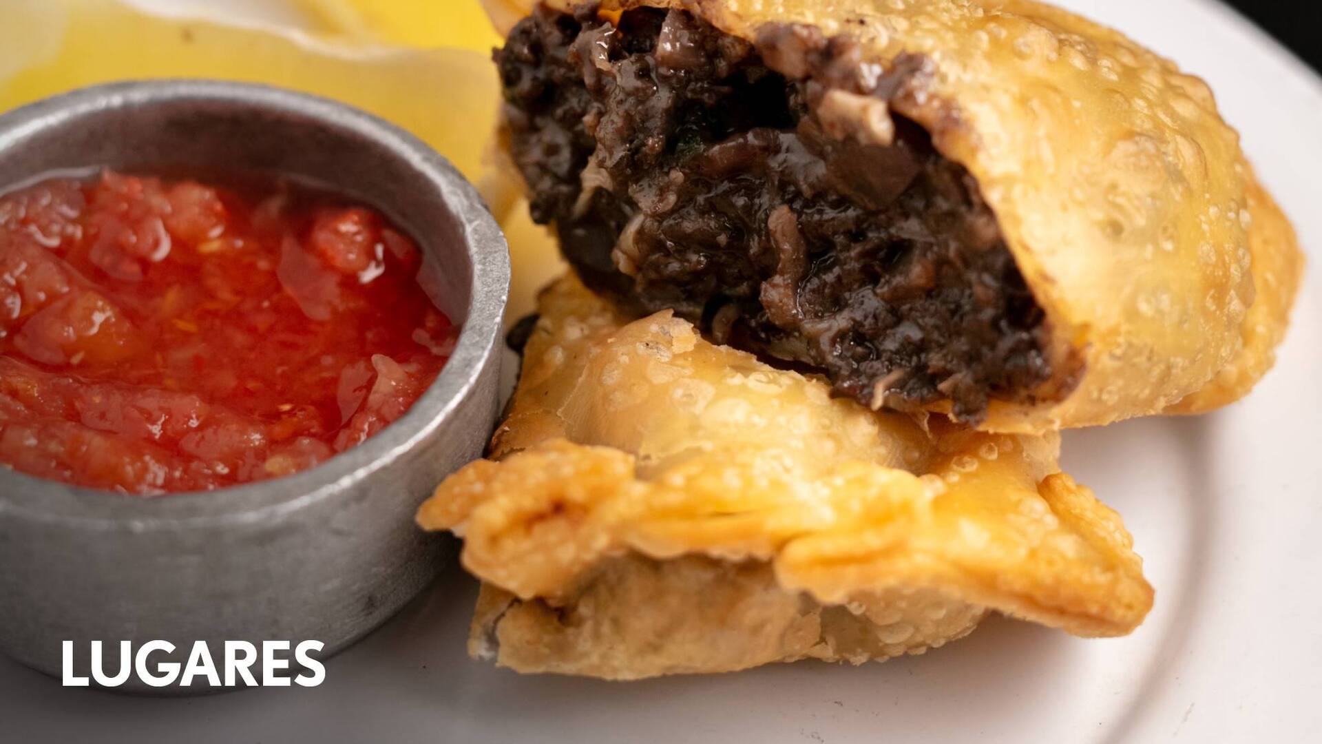 En Naranjo Bar ofrecen una morcilla casera con puré de manzana y criolla de hinojos.