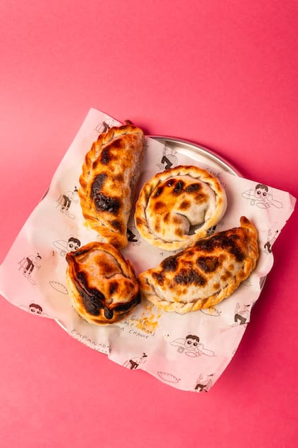 Empanadas Calientes trabaja seis rellenos: carne, pollo, humita, hongos, jamón y queso y pacú