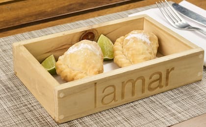 Empanadas de langostinos y caracola en La Mar