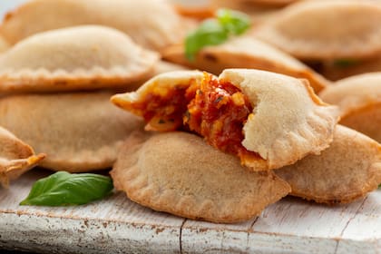 Empanadas de muzzarella, tomate y albahaca