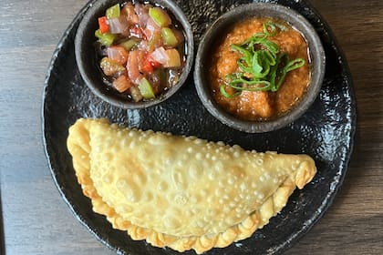 Empanadas de ternera braseada, criolla cocida y salsa picante.