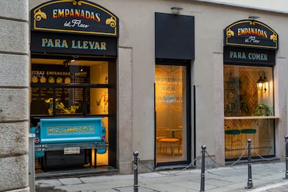 Abrieron el local de empanadas en plena pandemia en el centro de Milán.