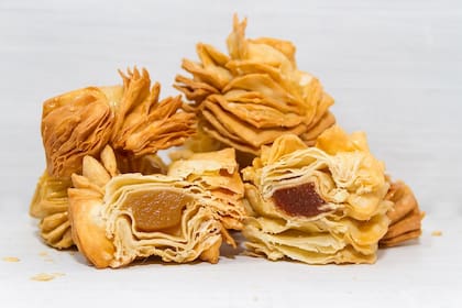 Empanadas, pastelitos, y guiso de lentejas con panceta para esta fiesta patria