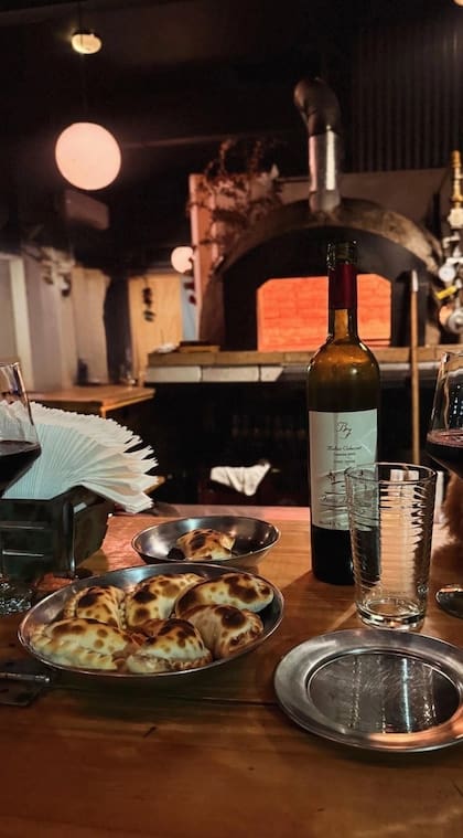 Empanadas que maridan con cervezas salteñas, vinos y vermut