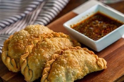 Empanas de carne fritas, uno de los platos que preparan en Lo de Lea