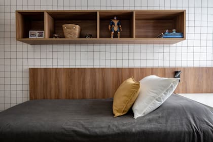 Empapelado (Anima Deco), apliques ‘Suite’ (Manfroni). Acolchados y almohadones (Las Arbit).