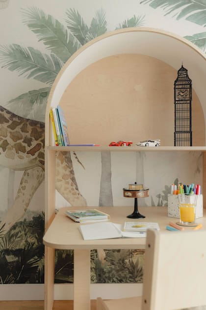 Empapelado con animales de la selva (Mercedes Costal), biblioteca con mesa de trabajo (Consuelo Saravia Estudio).