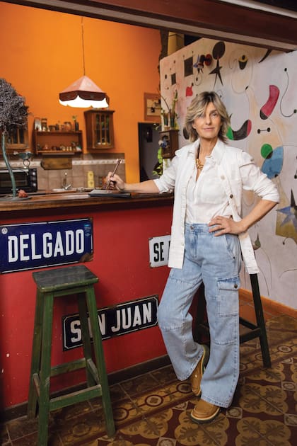 "Empecé a hacer esculturas y a pintar hace mucho, cuando mi hijo Santiago era chiquito. Y se fue transformando en una necesidad. No es un hobby. Antes de tener mi taller, pintaba en cualquier
lugar de la casa", cuenta Kutika. Detrás de ella, una de las pinturas que ella mismo hizo, basándose en los trazos de Joan Miró.