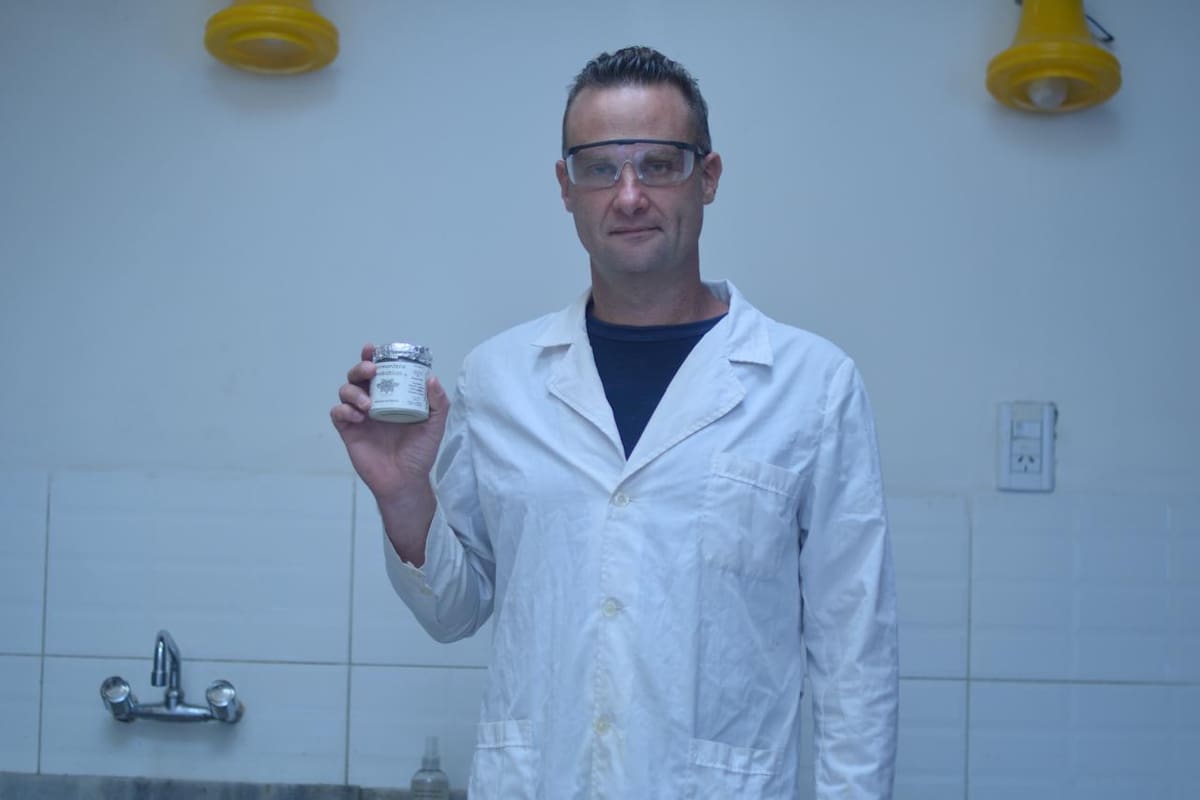 “Empecé trabajar con cultivos microbiológicos en un pequeño laboratorio en mi casa para realizar las buenas prácticas de manufactura. Fue azaroso llegar a estos procesos fermentativos”, cuenta el ingeniero químico