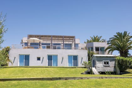 “Empezamos a pensar esta casa cuando volvimos de Venezuela, en 2004”, cuenta Sol Rueda. Junto con Chicho Elliot, su marido, y el arquitecto y artista Juan Bautista “Pachi” Firpo diseñaron esta construcción minimalista, pero con aires tropicales, con muchas habitaciones y playrooms para hijos, nietos y amigos.