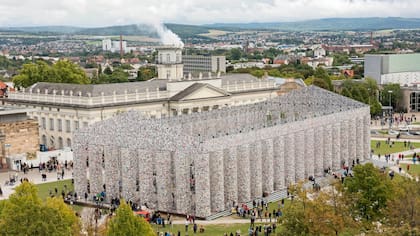 El Partenón de libros prohibidos que levantó Minujín en Kassel, en 2017, contribuyó a aumentar su fama mundial