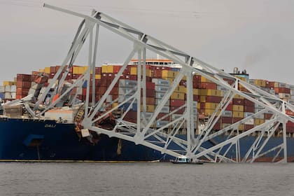 Empezó el operativo para retirar los escombros del puente Francis Scott Key, mientras se intensifican los esfuerzos para reabrir el puerto de Baltimore. (SCOTT OLSON / GETTY IMAGES NORTH AMERICA / Getty Images via AFP)