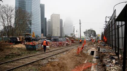 Empezó la demolición del tranvía de Puerto Madero