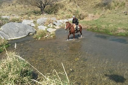 Empieza con un desayuno de campo en el Puesto Quinceana, a 7 kilómetros del centro de La Falda, y sigue con una clase de monta como para conocer al caballo