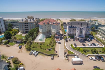 Empieza la mejor temporada del año: la de los pies en la arena. Y Club LA NACION acompaña a disfrutarla con propuestas de hoteles acorde.