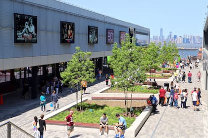 Empire Outlets, al lado de la estación de ferry en Staten Island