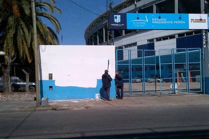 Empleados borran las pintadas