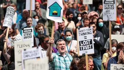 Empleados de Amazon protestaron en 2023 frente a la sede de la empresa en Seattle por el regreso a la oficina, despidos y el impacto ambiental de la compañía