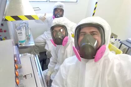 Empleados de Biogénesis Bagó trabajando en el BioX, el desinfectante que se donará a hospitales y vías urbanas