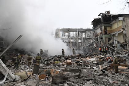 Empleados de emergencia de Donetsk trabajan en el sitio de un centro comercial destruido después de que funcionarios rusos dijeron que fue un bombardeo de las fuerzas ucranianas