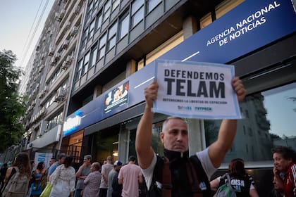 Empleados de la agencia de noticias Telam reunidos en la puerta de las oficinas de la avenida Belgrano al 300 y de Bolivar al 500