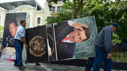 Empleados de la Asamblea Nacional removieron ayer cuadros con la imagen de Chávez