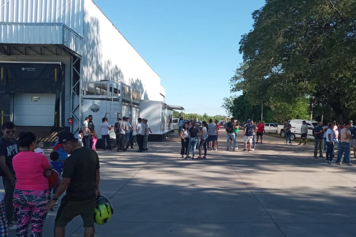 Empleados de la avícola Santa Ana están apostados en las afueras de la planta en Corrientes en apoyo a la pyme