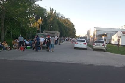 Empleados de la avícola Santa Ana, una pyme de Corrientes, se apostaron en el ingreso a la planta
