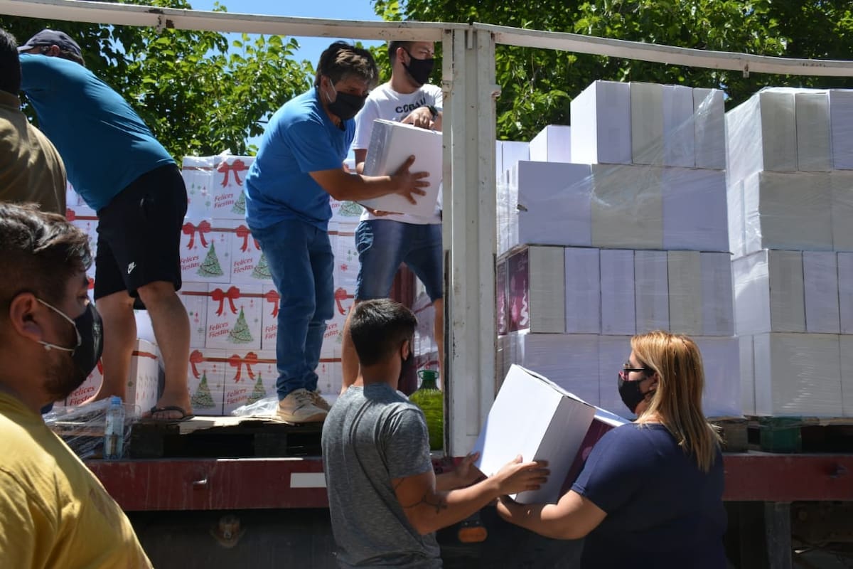 Empleados de la comuna, junto con el intendente Fernando Ubieta, comenzaron a repartir los regalos navideños a las familias paceñas.