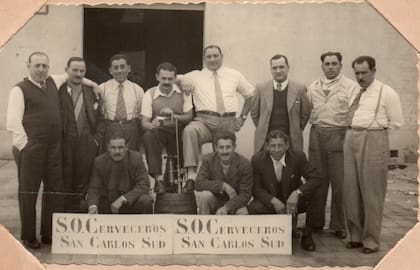 Empleados de la fábrica de Cerveza San Carlos Sud.