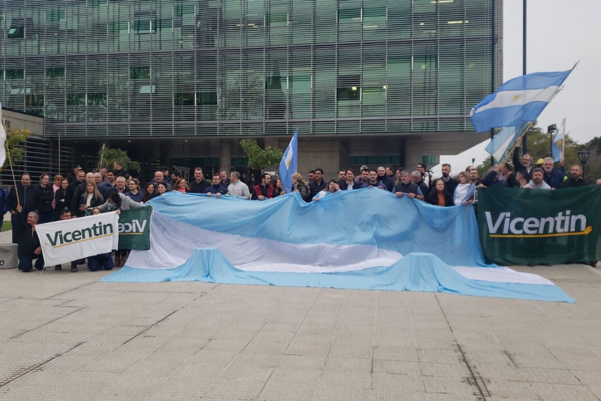 Empleados de la firma frente al Juzgado Civil y Comercial de Reconquista, Santa Fe. Gentileza Silvio Batistuta