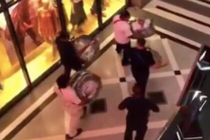 Empleados de shoppings porteños se manifestaron para que se cierren los establecimientos de manera preventiva