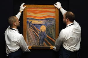Empleados de Sotheby's colocan la obra de Munch poco antes de la subasta